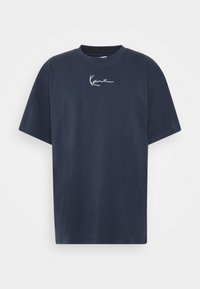 Camiseta de algodón de color azul marino con mangas cortas y cuello redondo, que presenta un texto en blanco con la firma en el frente. Textura suave y corte relajado.