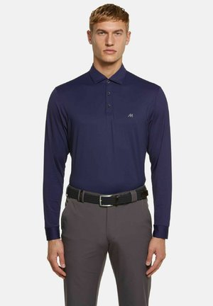 Navy lange mouwen polo shirt met een kraag, voorzien van een drie-knopen knoopsluiting en een subtiele logo op de borst, gecombineerd met donkergrijze broek.