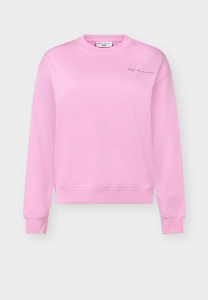 Sweatshirt rose clair à col rond avec poignets et ourlet côtelés, arborant un petit texte en cursive « keep on moving » sur le côté gauche de la poitrine.