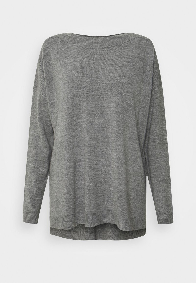 Pull en maille grise à manches longues, ample, avec un ourlet légèrement arrondi, des poignets côtelés et un large col rond.
