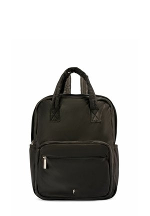 Czarny nylonowy plecak z dwoma wyściełanymi uchwytami, przednią kieszenią na zamek i minimalistycznym srebrnym suwakiem oraz małym logo.