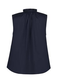 Marineblauwe mouwloze blouse met geplooide halslijn, vloeiende silhoutte, gladde textuur en ronde zoom. Geen patronen of hardware zichtbaar.