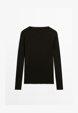 Schwarzes Langarmoberteil aus einem weichen Strickstoff. Es hat einen runden Halsausschnitt und einen geraden Schnitt ohne sichtbare Hardware oder Verzierungen.