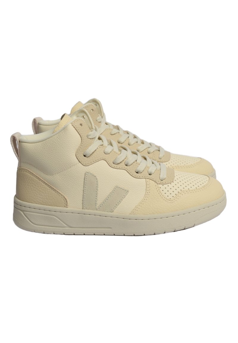 Höga sneakers i ljusbeige läder med perforerade detaljer, rund tå, kontrasterande sidologotyp och strukturerad sula.