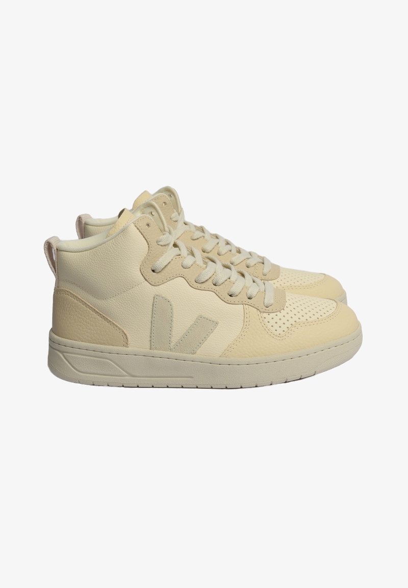 Höga sneakers i ljusbeige läder med perforerade detaljer, rund tå, kontrasterande sidologotyp och strukturerad sula.