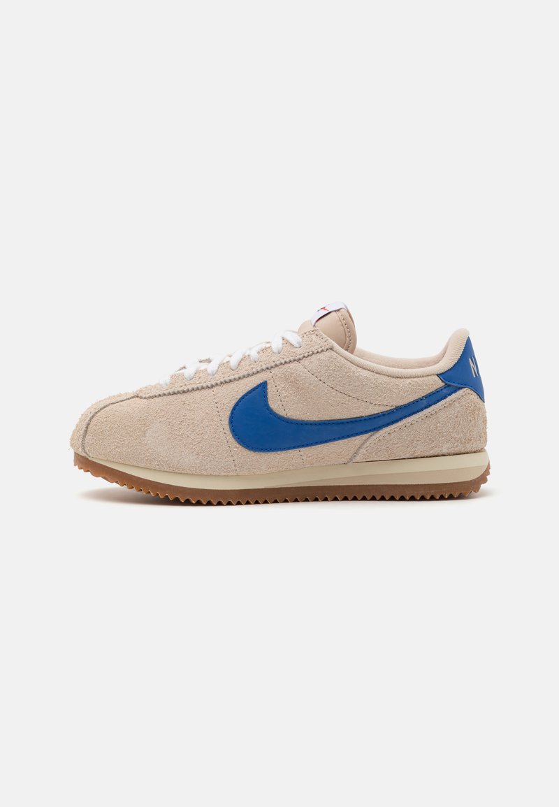 Nike Sportswear CORTEZ VINTAGE SUEDE - Tenisice - sanddrift/game royal/muslin/med brown/white