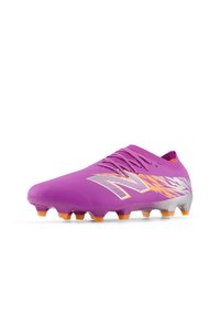 Scarpe da calcio viola con una tomaia sintetica testurizzata, dettagli argento e arancione, design a profilo basso e tacchetti stampati per una trazione ottimale.