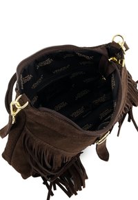 Braune Wildleder-Handtasche mit Fransen-Details, goldfarbenen Beschlägen und schwarzem Innenfutter mit Logo-Muster. Reißverschluss und Innenfächer.