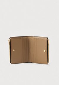 Καφέ δερμάτινο πορτοφόλι, με πολλές θήκες για κάρτες, κλείσιμο με φερμουάρ και απαλή υφή. Το εσωτερικό διαθέτει λεπτομέρεια με κουμπί τύπου κούμπωμα.