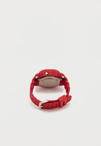 Sarkans silikona sporta pulkstenis ar teksturētu siksniņu, sudraba aparatūru un apaļu korpusu. Aizmugurē metāla apvalks ar gravējumiem.