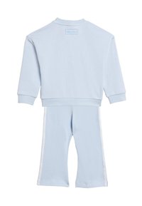 Ανοιχτό μπλε σετ φόρμας δύο τεμαχίων από απαλό ύφασμα· περιλαμβάνει φούτερ με στρογγυλή λαιμόκοψη και ταιριαστό παντελόνι με λευκές ρίγες στο πλάι.