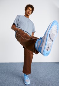 Jordan AIR JORDAN 1 ZM CMFT 2 - Vysoké tenisky - cement grey/white/university blue