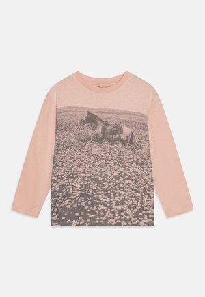 Camicia a maniche lunghe in tessuto rosa tenue con una grafica di un cavallo grigio su uno sfondo di fiori. Classico scollo rotondo, vestibilità comoda.