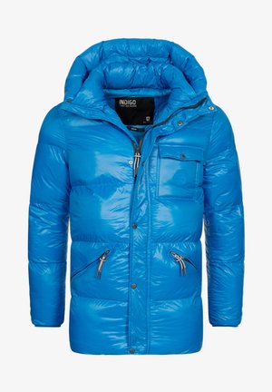 Niebieska kurtka puchowa o połyskującej powierzchni, z kapturem, zamykanymi na zamek kieszeniami oraz kieszenią na piersi z zapięciem na guzik.