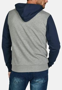 Hoodie met een grijze body en marineblauwe mouwen. Zacht stof, normale pasvorm, ribgebreide manchetten en zoom, en een kangoeroezakdetail.