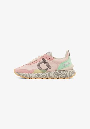 Roze en muntgroene sneaker met witte veters, abstract patroon op de zool en een gedurfde zwarte gestileerde "a" aan de zijkant.