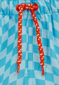 Modré kostkované plavky s šňůrkou z červeného a bílého splétaného materiálu, s kontrastními oranžovými plastovými konci a elastickým pasem.