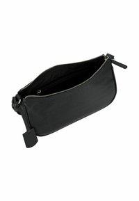 Clutch in pelle nera con superficie texturizzata, chiusura con zip e manico corto. Interno foderato in tessuto nero senza scomparti visibili.