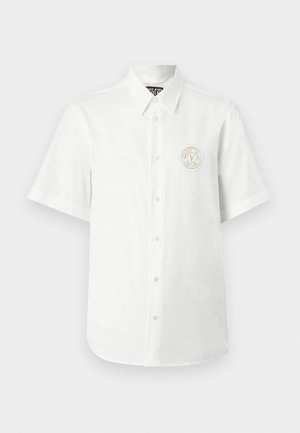 Hvit kortermet skjorte med knapper, krage og liten rund Versace Jeans Couture-logo på venstre bryst.