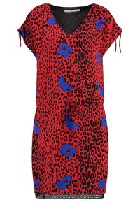 Vestido rojo con estampado de leopardo, con acentos florales azules. Escote en forma de V, corte relajado y cintura ajustable con cordón. Mangas cortas y encaje en el dobladillo.