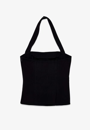 Melna auduma somiņa ar plašu, strukturētu formu. Aprīkota ar divām stingrām plecu siksnām un ar rāvējslēdzēju aizveramu augstu, lai nodrošinātu drošu aizvērumu.