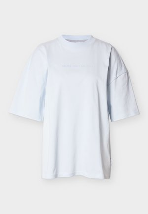 Hele-sinine, suurte mõõtmetega puuvillane t-särk. Omadusteks lühikesed varrukad ja soonikuga krae. Esiküljel on trükitud tekst "BROKE SINCE MILANO".