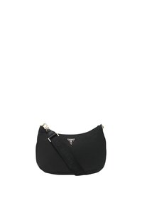 Borsa a spalla in nylon nero con design curvo, dotata di targhetta con logo, tracolla regolabile con marchio embossato e superficie liscia.