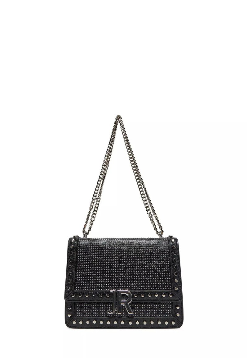 Borsa nera con un design di borchie, dotata di una tracolla a catena, superficie testurizzata e un accento logo prominente sul davanti.