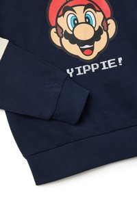 Dunkelblaues Sweatshirt mit Rippbündchen, das ein Cartoon-Gesicht mit roter Mütze und dem Text "YIPPIE!" in pixelartigem Schriftzug zeigt.