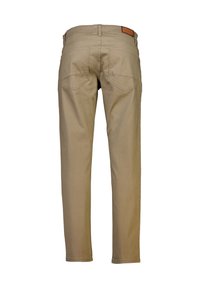 Pantalones rectos beige con una textura suave, que presentan dos bolsillos traseros y un parche de cuero con el logo en la cintura.