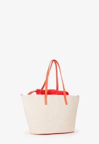 Grande borsa tote con un esterno intrecciato color crema, manici arancione brillante e una tasca interna con cordoncino rossa. Forma strutturata con una base piatta.
