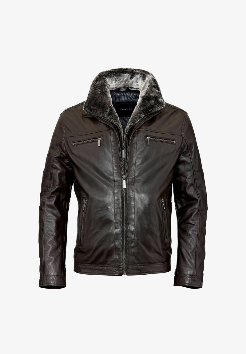 Bruine leren jas met een zachte grijze kraag, twee borstzakken met rits, en een gladde afwerking met doorgestikte details.