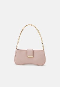 Różowa torebka z ekoskóry z złotym łańcuszkowym paskiem i zapięciem. Posiada zaokrąglony kształt i płaską przednią część z subtelnym akcentem marki.