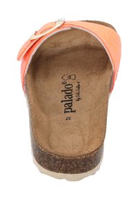 Sandal arancione, con texture, dotato di una soletta in sughero e suola beige. Presenta una fibbia in metallo e un logo impresso all'interno. Design con punta chiusa.