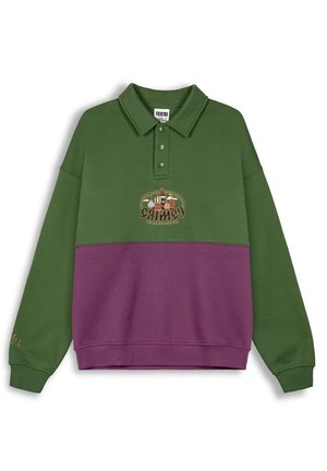 Suéter verde y púrpura con cuello, presenta cierre de botones y un gráfico bordado colorido en el centro. Material suave de mezcla de algodón.