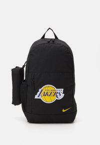 Crni ruksak napravljen od izdržljive tkanine s logotipom Los Angeles Lakers i žutim akcentima. Ima bočnu džep i podesive naramenice.