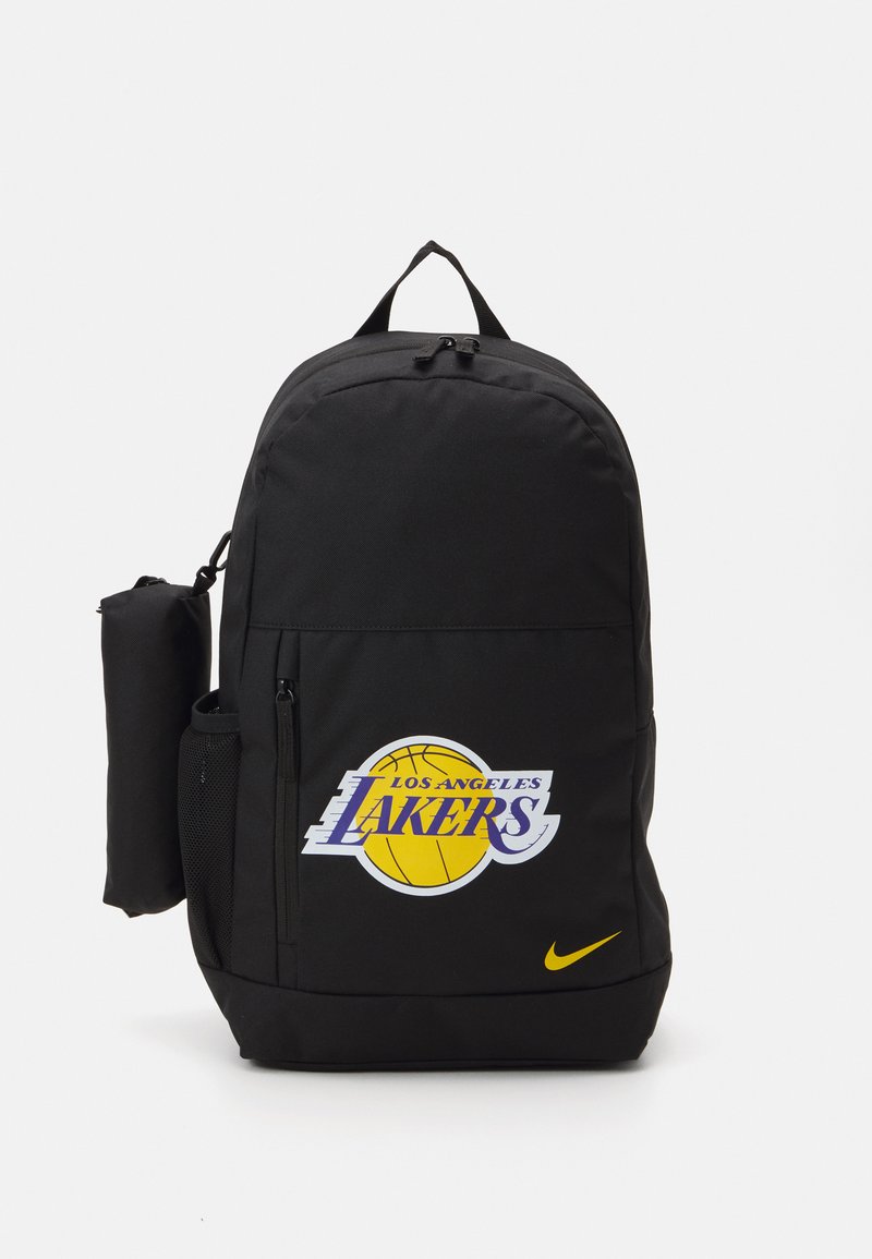 Crni ruksak napravljen od izdržljive tkanine s logotipom Los Angeles Lakers i žutim akcentima. Ima bočnu džep i podesive naramenice.