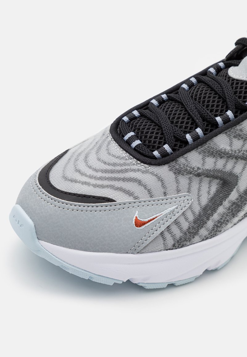wolf grey white black tn