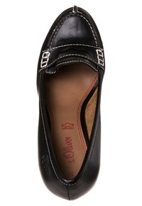 Mocassin en cuir noir avec surpiqûres blanches, détail de boucle décorative, et semelle intérieure rembourrée beige portant la marque s.Oliver, taille 37.