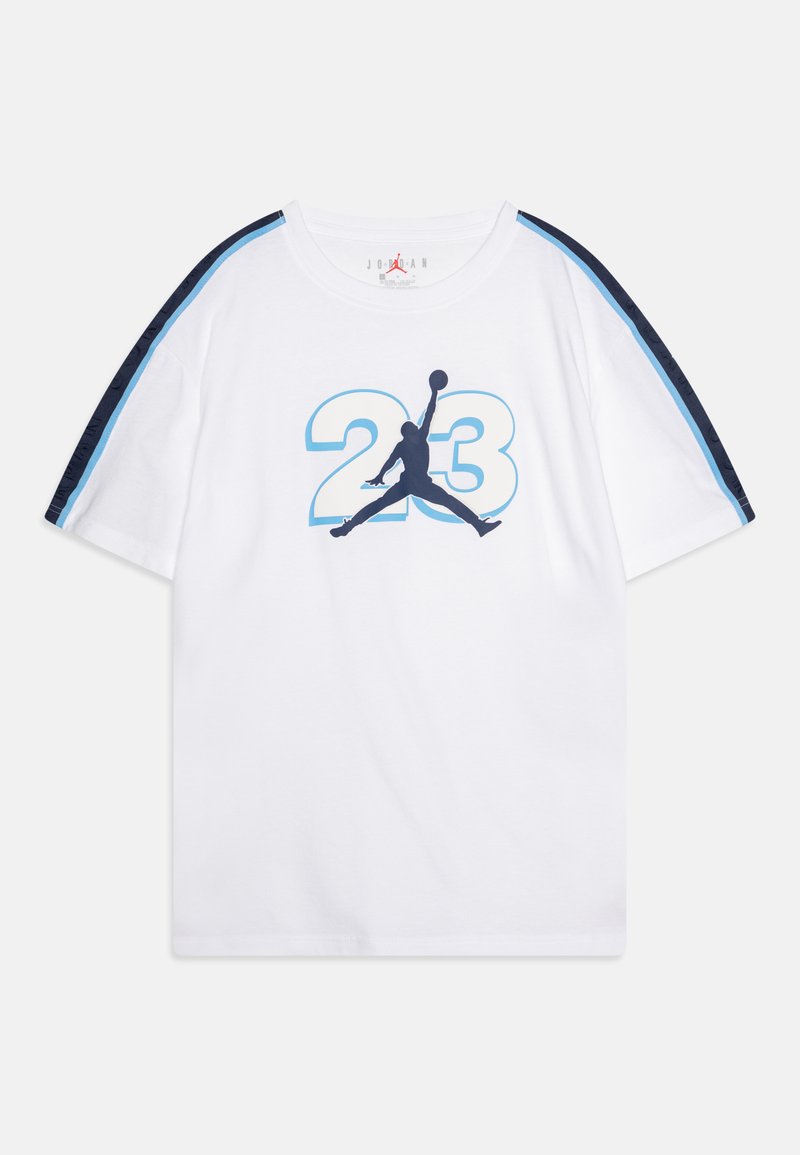 Camiseta blanca con mangas a rayas en azul marino y azul claro. Presenta un gran "23" en azul y una oscura silueta de una figura saltando.