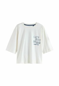 Camiseta blanca de algodón con mangas cortas, que presenta el texto en color navy "QUEDÉMONOS en CAMA para siempre" en el frente con una fuente divertida.