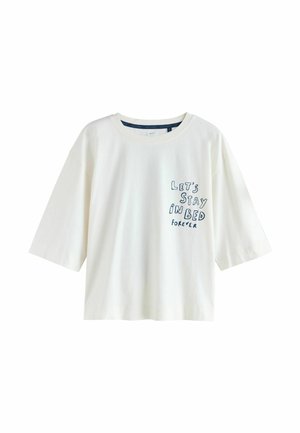 Hvid bomulds T-shirt med korte ærmer, der har blå tekst "LAD OS BLIVE I SENGEN for altid" på forsiden i et legende skrifttype.