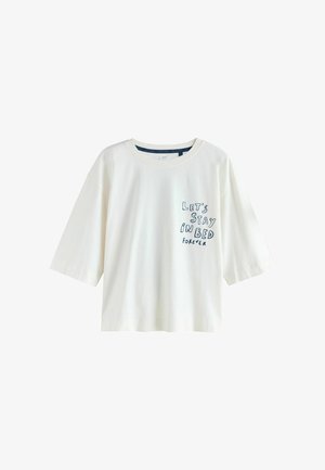 T-shirt bianca in cotone con maniche corte, caratterizzata da una scritta in blu navy "LET'S STAY in BED forever" sul davanti in un font giocoso.
