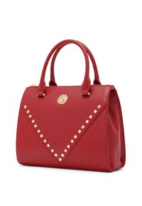 Borsa rossa in materiale sintetico testurizzato, con borchie dorate disposte a motivo diagonale, manici arrotondati e un dettaglio logo rotondo.