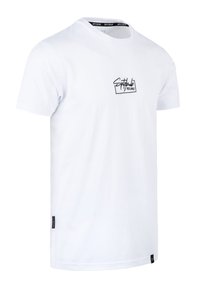 Weißes Baumwoll-T-Shirt mit Rundhalsausschnitt, das ein schwarzes gesticktes Logo auf der Brust und ein kleines schwarzes Etikett am Saum aufweist.