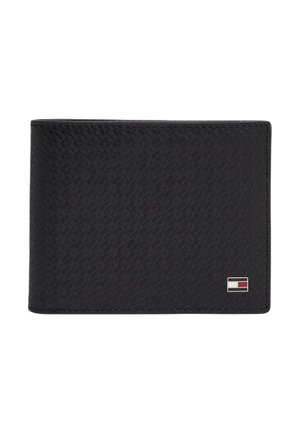 Cartera bifold de cuero texturizado negro con pequeño logo rectangular que presenta franjas rojas, blancas y azul marino en la esquina inferior derecha.