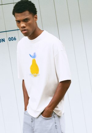 PULL&BEAR, LEMON WITH EMBROIDERED SLOGAN BOXY-FIT - T-SHIRT - T-shirt imprimé - white