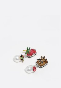 Pendientes coloridos con una piedra preciosa roja, una palmera verde y una perla colgante, junto a un diseño de flor dorada con acentos negros.