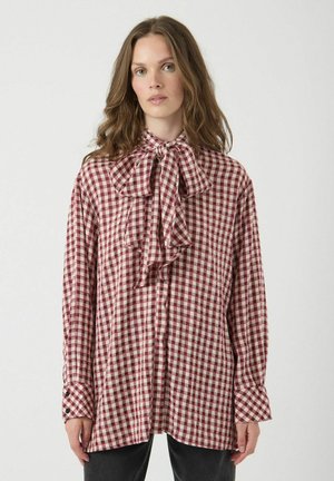 Rood-wit geruite blouse met een grote strik bij de kraag, lange mouwen en knoopmanchetten. Lichtgewicht stof met een losse pasvorm.