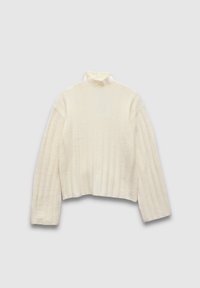 Suéter recortado crema con cuello alto, que presenta un texturizado acanalado y mangas largas. Material de punto suave con una apariencia acogedora.